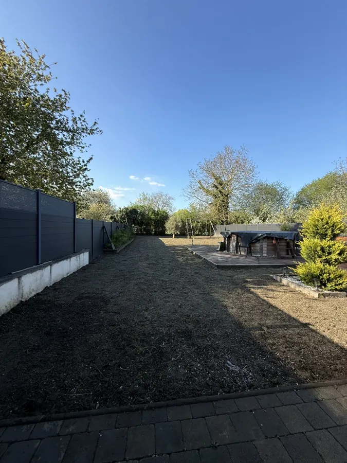 Terrain dégagé autour d’une terrasse en bois et d’une piscine hors sol